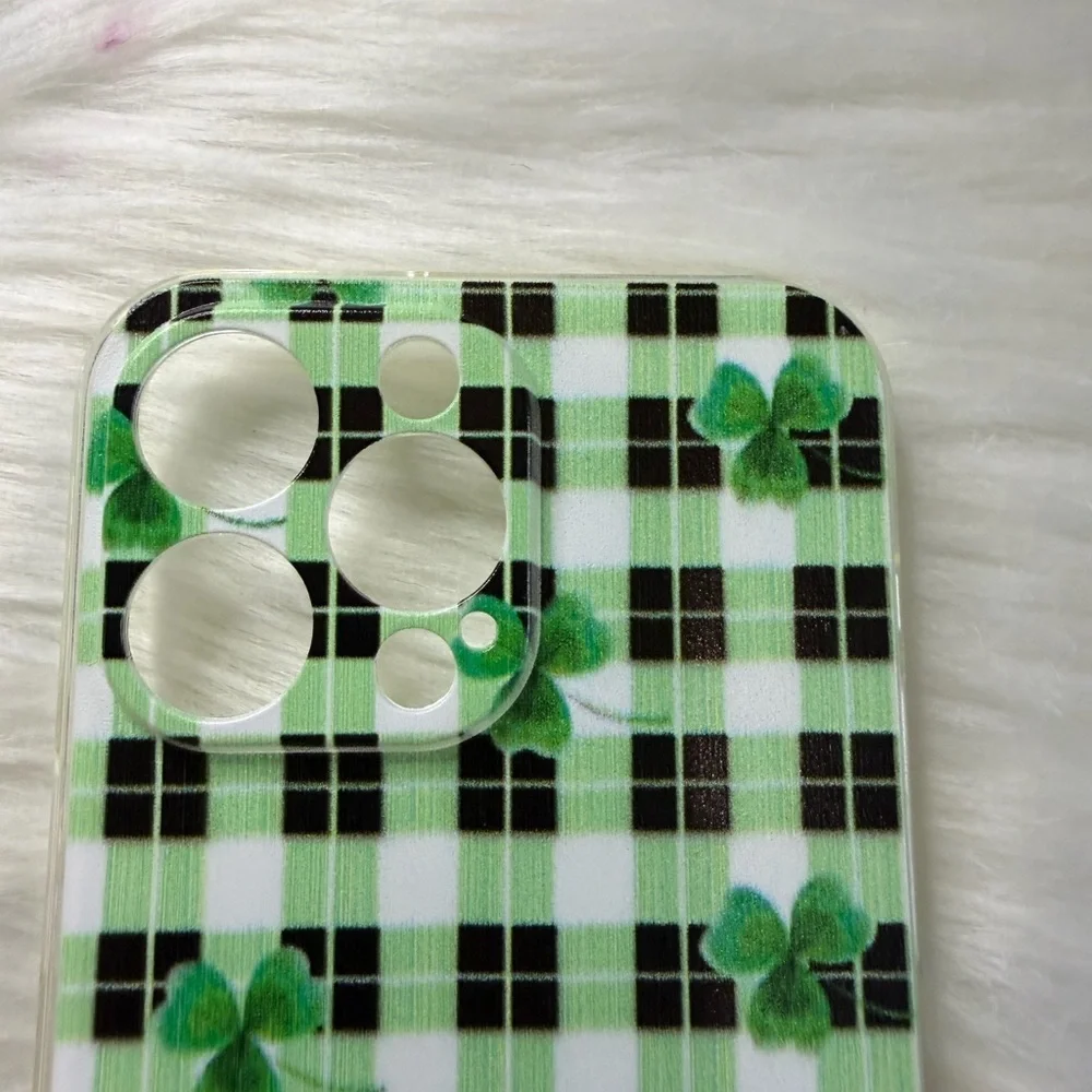 🩷5/$10 IPhone 15 max pro Green Plaid Clover Phone Case